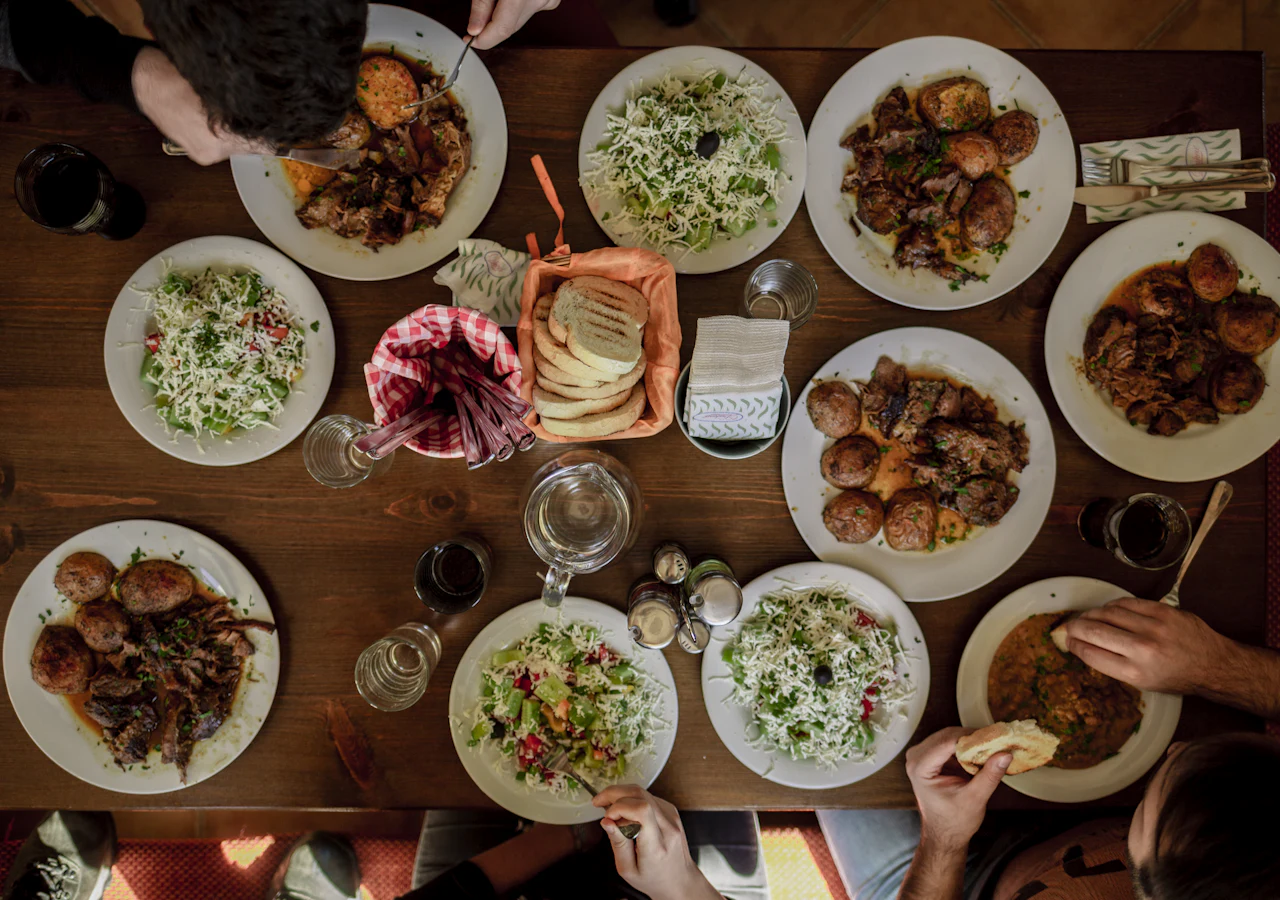 Bovenaanzicht van borden op tafel